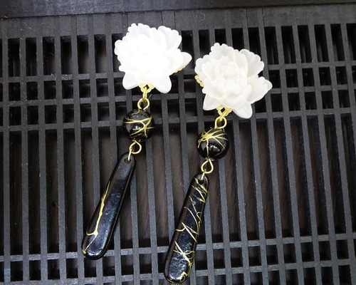 白牡丹の和風ピアス ピアス（スタッド・一粒） Plumy-goods 通販