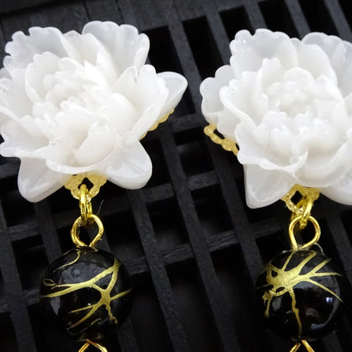 白牡丹の和風ピアス ピアス（スタッド・一粒） Plumy-goods 通販