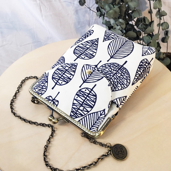 Frame phone bag / cross-body bag - fresh white leaves 2枚目の画像