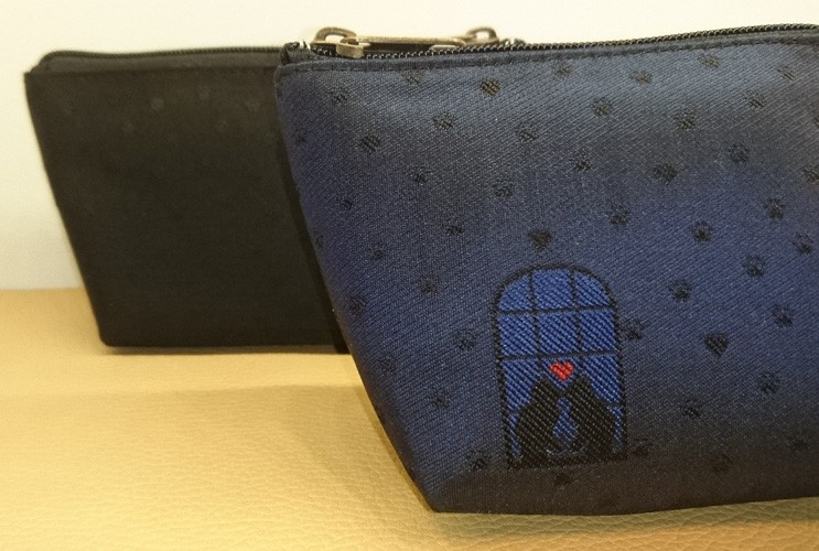 撥水加工済み、絹織物西陣織三角ポーチ 猫 裏青