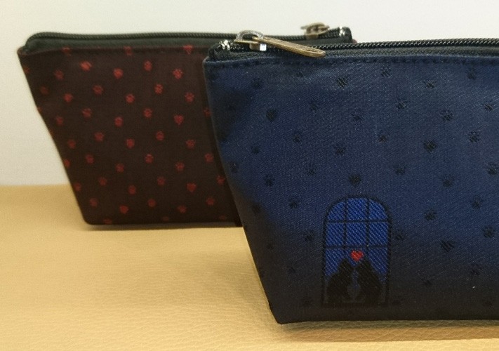 撥水加工済み、絹織物西陣織三角ポーチ 猫 裏 赤