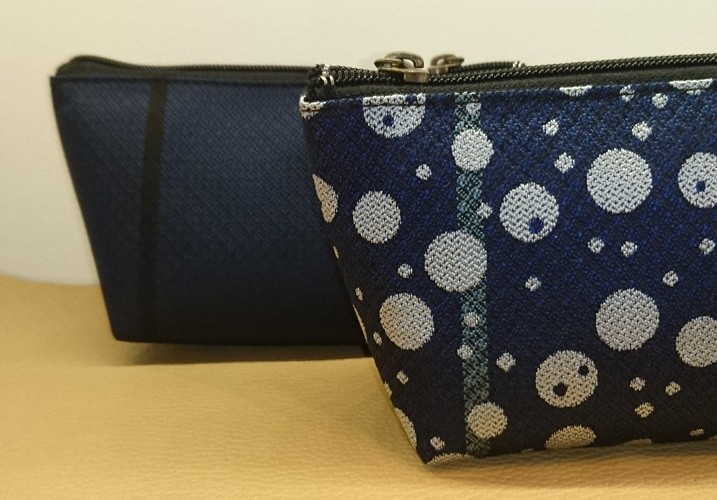 撥水加工済み、絹織物西陣織三角ポーチ ドットブルー  裏青黒        Ω