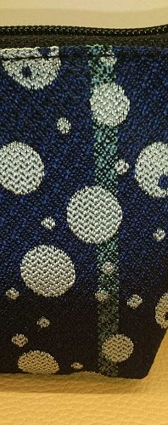 撥水加工済み、絹織物西陣織三角ポーチ ドットブルー 裏黒青 5枚目の画像
