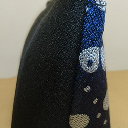 撥水加工済み、絹織物西陣織三角ポーチ ドットブルー 裏黒青 8枚目の画像