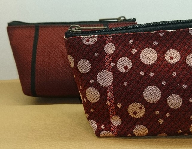 撥水加工済み、絹織物西陣織三角ポーチ ドット 赤 裏赤黒