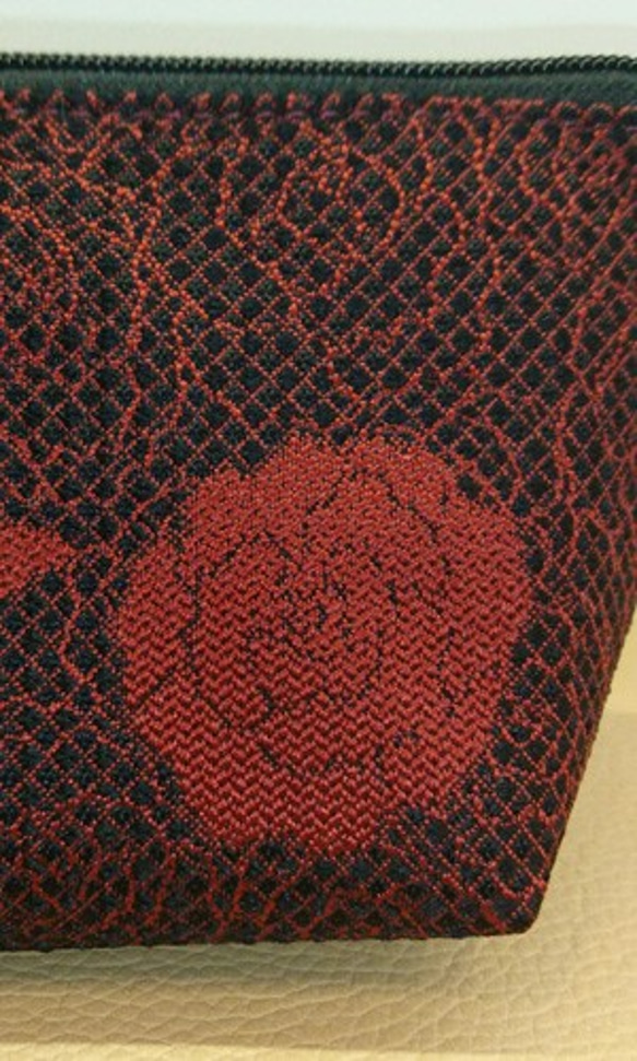 撥水加工済み 絹織物西陣織三角ポーチ 赤薔薇と赤蝶 裏 赤 5枚目の画像