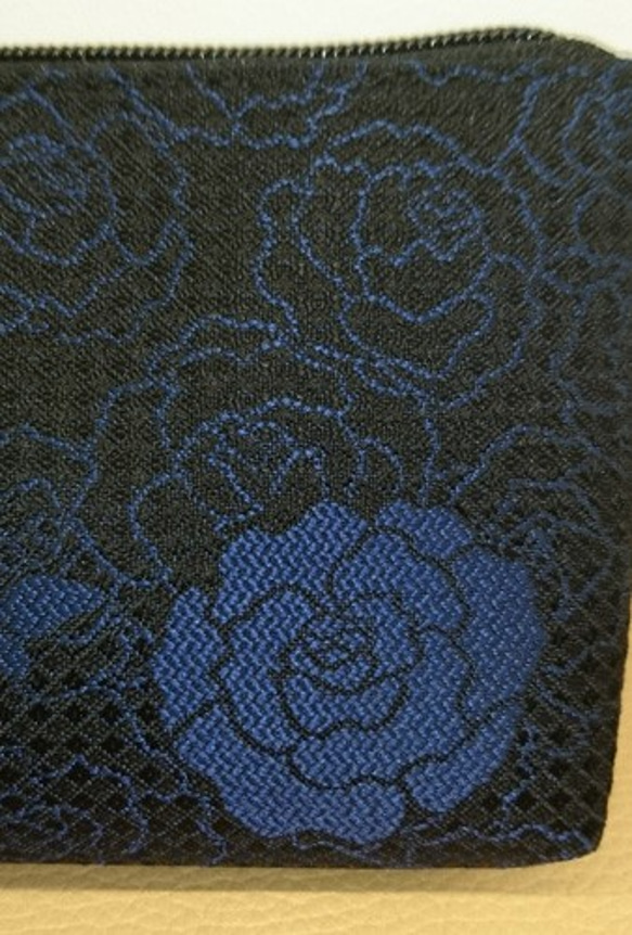 絹織物西陣織ポーチ(撥水加工済み) 青薔薇と青蝶  裏 黒 4枚目の画像