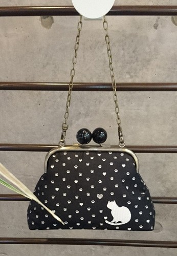 絹織物西陣織　撥水加工済み　大玉がま口バック　猫　黒白