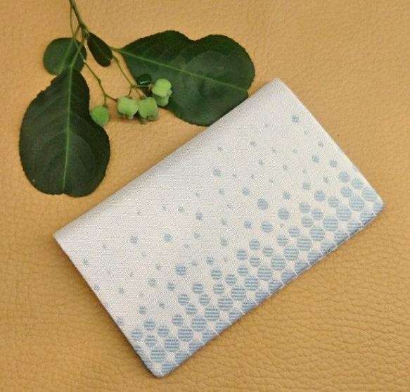 絹織物西陣織名刺・カード入れ 白地にブルー水玉　中地ブルー 2枚目の画像