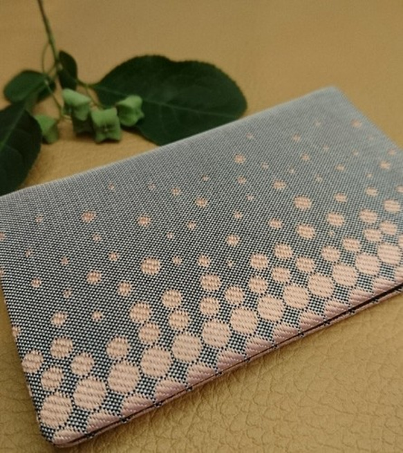 絹織物西陣織名刺・カード入れ グレー地にピンク水玉　中地黒 1枚目の画像