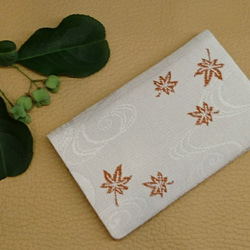 絹織物西陣織名刺・カード入れ 白地に紅葉　中地紫 2枚目の画像