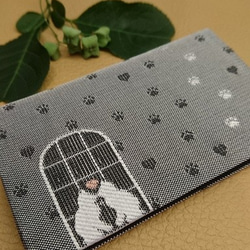 絹織物西陣織名刺・カード入れ グレー地に白猫　中地黒 1枚目の画像