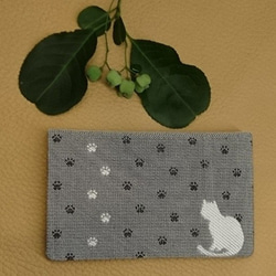 絹織物西陣織名刺・カード入れ グレー地に白猫　中地黒 3枚目の画像
