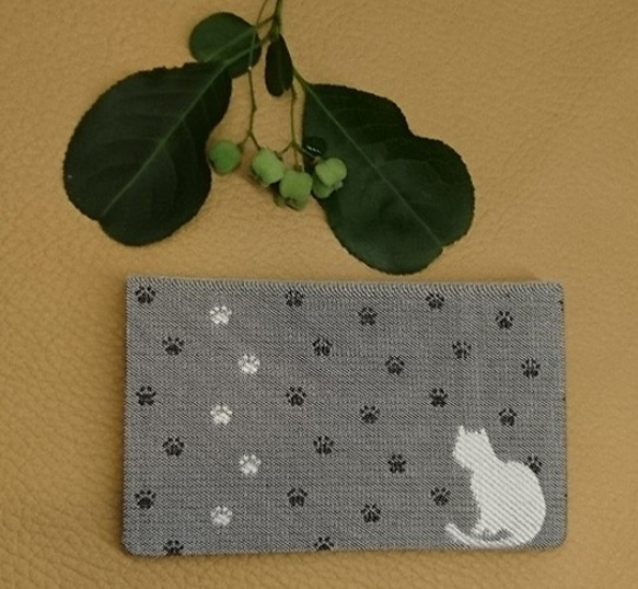 絹織物西陣織名刺・カード入れ グレー地に白猫　中地黒 3枚目の画像