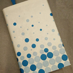 「送料無料」栞付き・和紙ブックカバー(新書サイズ)白地にブルー水玉 1枚目の画像