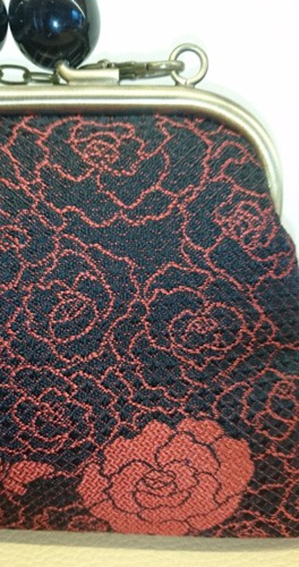 絹織物西陣織　撥水加工済み　大玉がま口バック　蝶々薔薇　赤 5枚目の画像