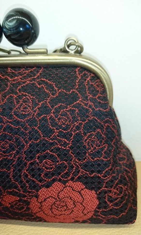 絹織物西陣織　撥水加工済み　大玉がま口バック　蝶々薔薇　赤 6枚目の画像