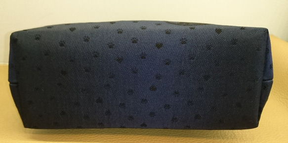 絹織物西陣織　撥水加工済み 　大玉がま口バック　猫　青黒 7枚目の画像
