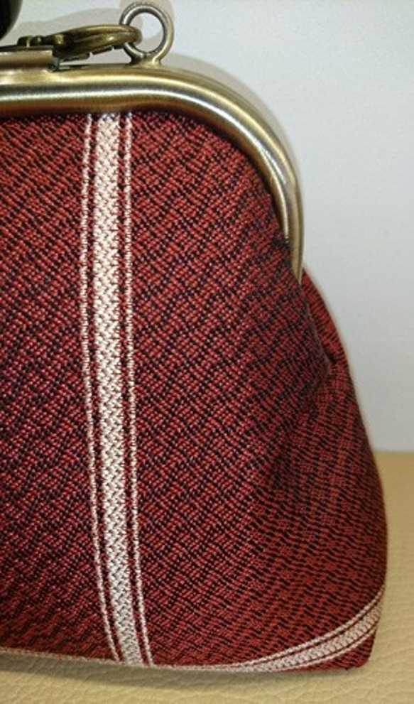 絹織物西陣織　撥水加工済み  大玉がま口バック　ライン赤 5枚目の画像