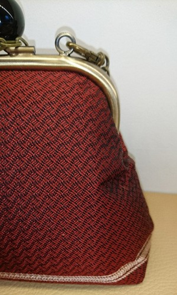 絹織物西陣織　撥水加工済み  大玉がま口バック　ライン赤 6枚目の画像