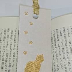 絹織物西陣織しおり　ネコと足跡（白地に金） 1枚目の画像