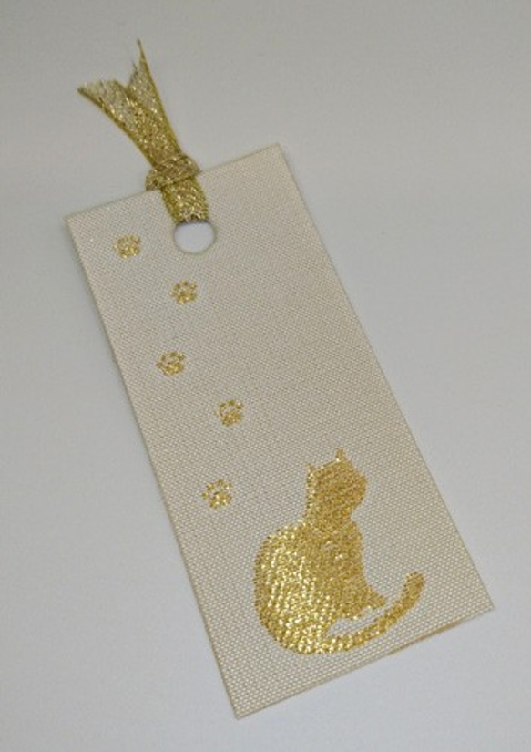 絹織物西陣織しおり　ネコと足跡（白地に金） 2枚目の画像