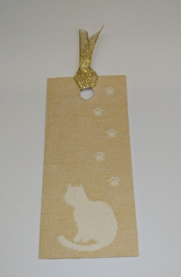 絹織物西陣織しおり　ネコと足跡（白地に金） 4枚目の画像