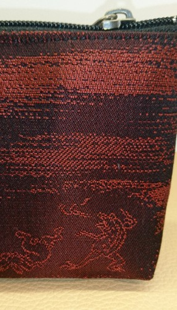 撥水加工済み 絹織物西陣織ポーチ 鳥獣戯画  金糸 裏 赤 5枚目の画像