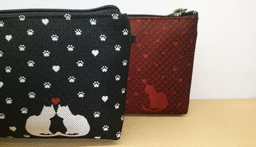 撥水加工済み 絹織物西陣織ポーチ 猫白黒　裏赤
