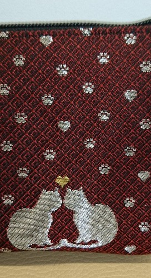 撥水加工済み 絹織物西陣織ポーチ 猫銀糸赤　裏赤 4枚目の画像