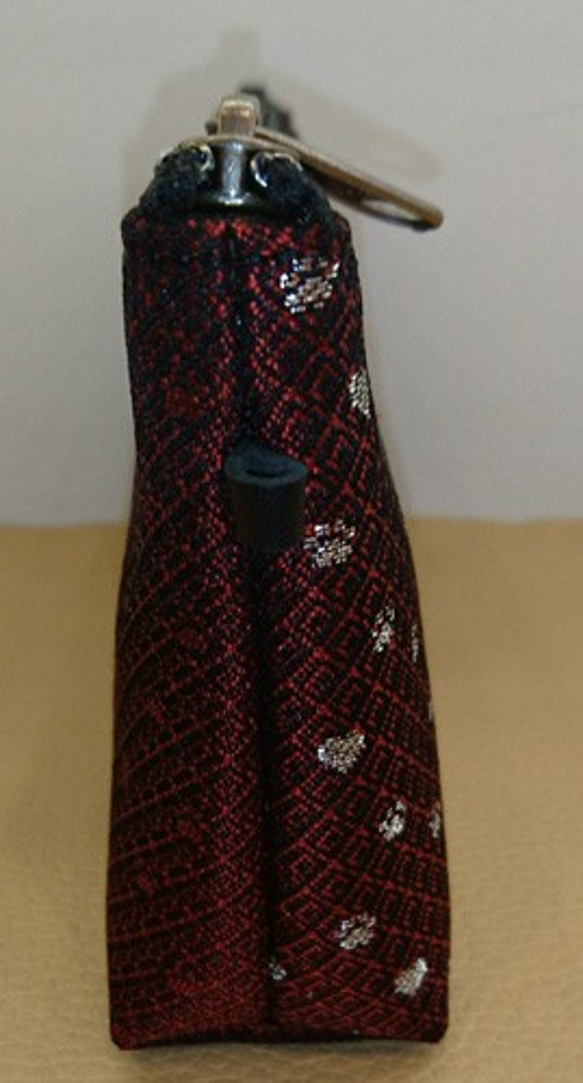 撥水加工済み 絹織物西陣織ポーチ 猫銀糸赤　裏赤 6枚目の画像