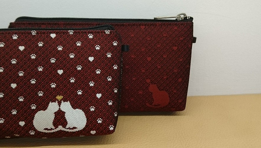 撥水加工済み 絹織物西陣織ポーチ 猫白赤　裏赤