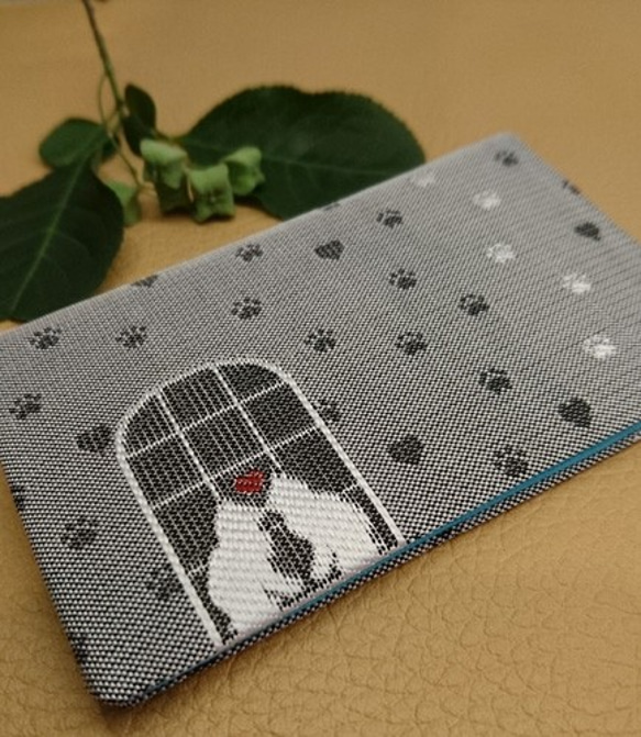 絹織物西陣織名刺・カード入れ グレー地に白猫　中地ブルー 1枚目の画像