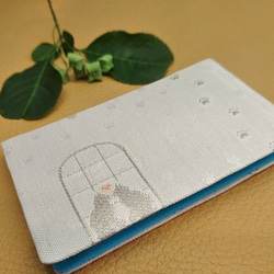 絹織物西陣織名刺・カード入れ 白地に銀猫　中地ブルー 1枚目の画像