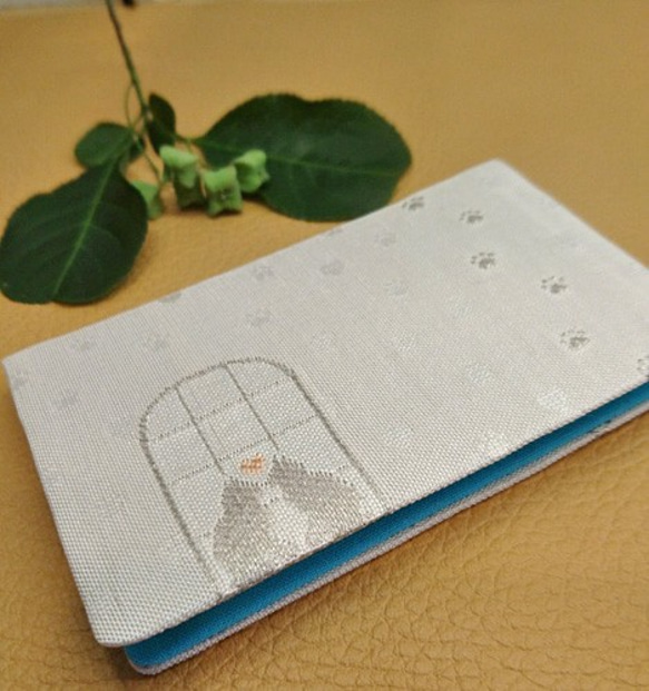 絹織物西陣織名刺・カード入れ 白地に銀猫　中地ブルー 1枚目の画像