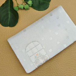 絹織物西陣織名刺・カード入れ 白地に銀猫　中地ブルー 2枚目の画像