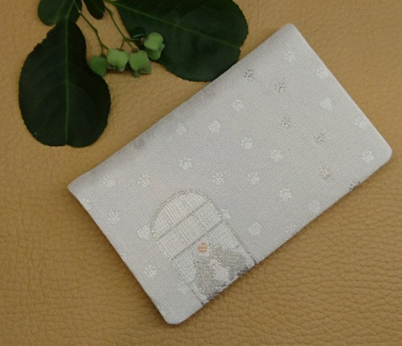 絹織物西陣織名刺・カード入れ 白地に銀猫　中地ピンク 2枚目の画像