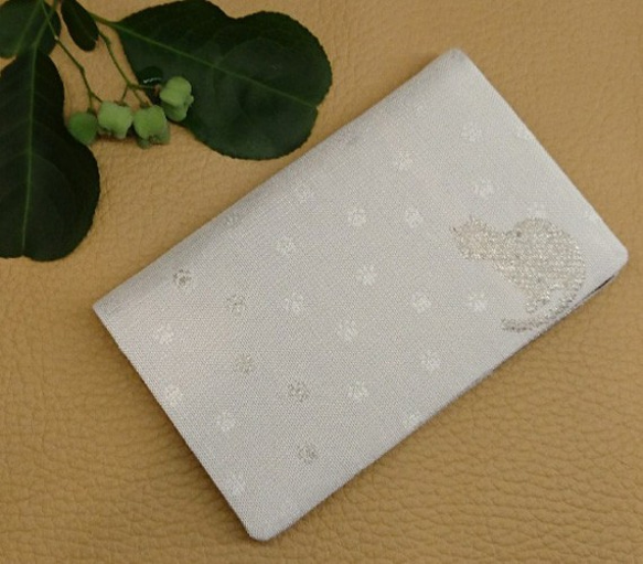 絹織物西陣織名刺・カード入れ 白地に銀猫　中地黒 3枚目の画像