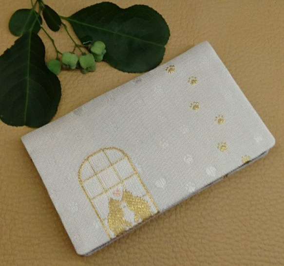 絹織物西陣織名刺・カード入れ 白地に金猫　中地黒 2枚目の画像