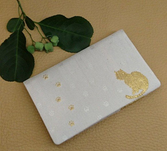 絹織物西陣織名刺・カード入れ 白地に金猫　中地黒 3枚目の画像