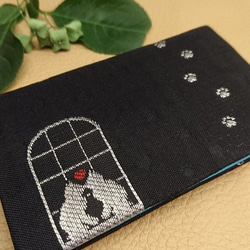絹織物西陣織名刺・カード入れ 黒地に銀猫　中地ブルー 1枚目の画像