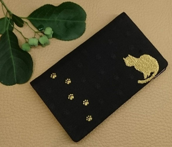 絹織物西陣織名刺・カード入れ 黒地に金猫　中地ピンク 3枚目の画像