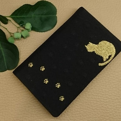 絹織物西陣織名刺・カード入れ 黒地に金猫　中地ブルー 3枚目の画像