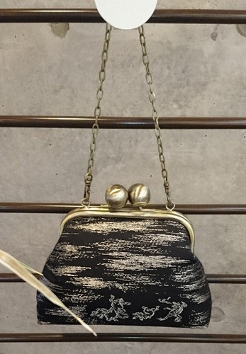 絹織物西陣織　撥水加工済み 大玉がま口バック　鳥獣戯画　薄金糸・銀糸