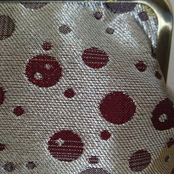 撥水加工済み  絹織物西陣織　がま口ポーチバック　ドット赤　銀糸 4枚目の画像