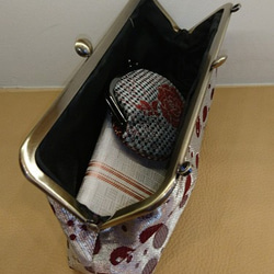 撥水加工済み  絹織物西陣織　がま口ポーチバック　ドット赤　銀糸 5枚目の画像