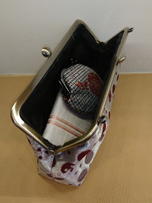撥水加工済み  絹織物西陣織　がま口ポーチバック　ドット赤　銀糸 5枚目の画像