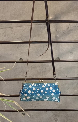 撥水加工済み  絹織物西陣織　がま口ポーチバック　ドット銀糸　水