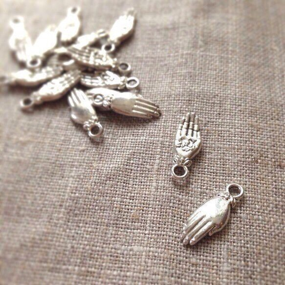 150204：12コ 手の形のチャーム 銀古美 アンティークシルバー チャーム  