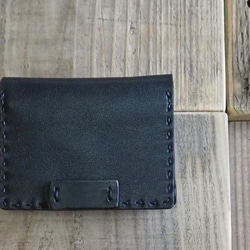 革と真鍮と木と麻糸… 4つの素材で作られた四角いカタチのキーケース（ブラック） 1枚目の画像